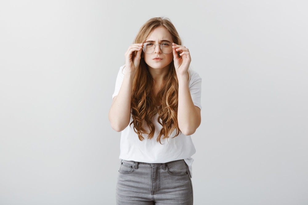 Mujer pensando y tocandose las gafas