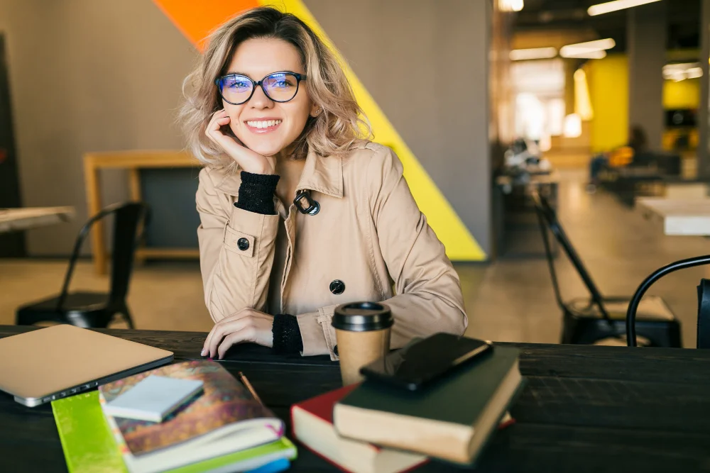Mujer en el trabajo con gafas