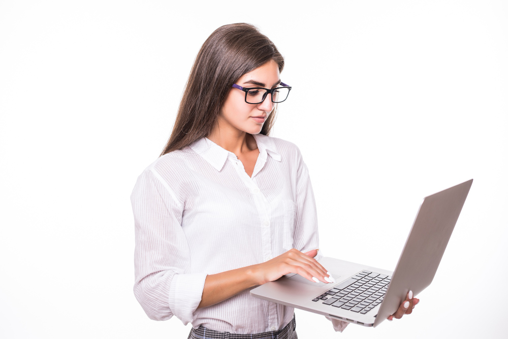 Mujer con un computador en las manos