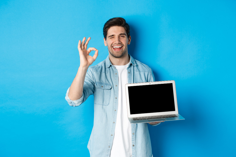 Hombre con una computadora en la mano