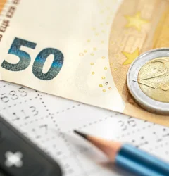 imagen de gastar dinero europeo y calculadora