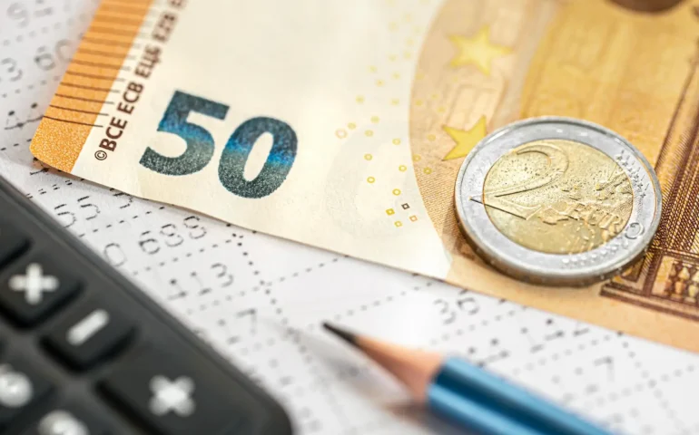 imagen de gastar dinero europeo y calculadora
