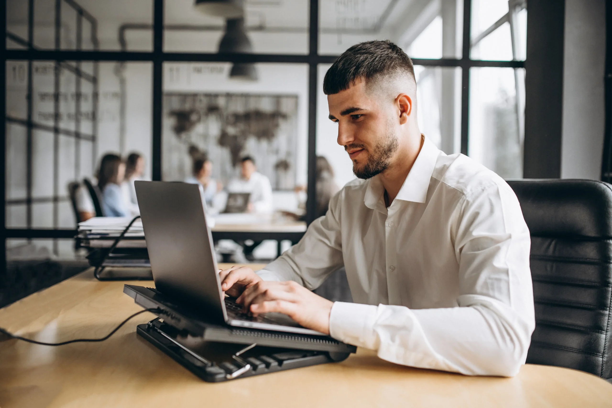 Hombre trabajando desde su computadora