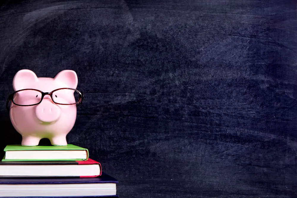 marrano con libros debajo