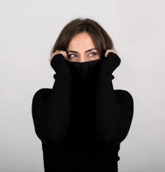 eres mujer con capucha negra tapando la cara