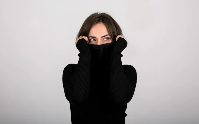 eres mujer con capucha negra tapando la cara