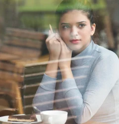 Mujer pensando en cafeteria - pensar