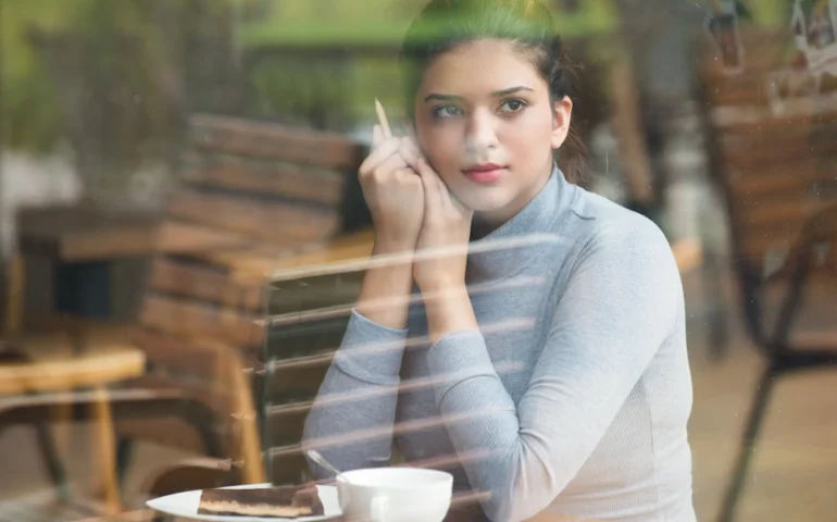 Mujer pensando en cafeteria - pensar