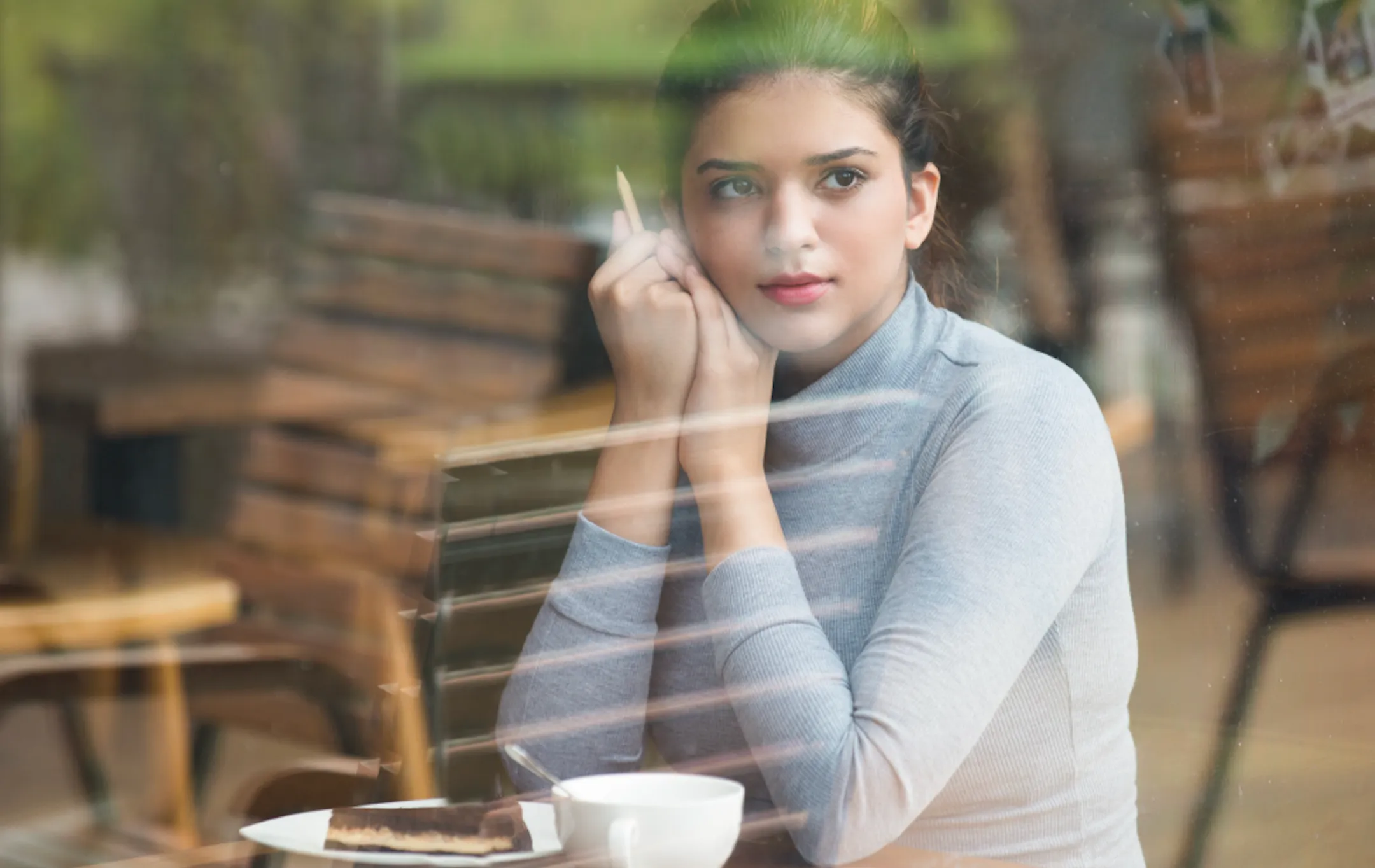 Mujer pensando en cafeteria - pensar