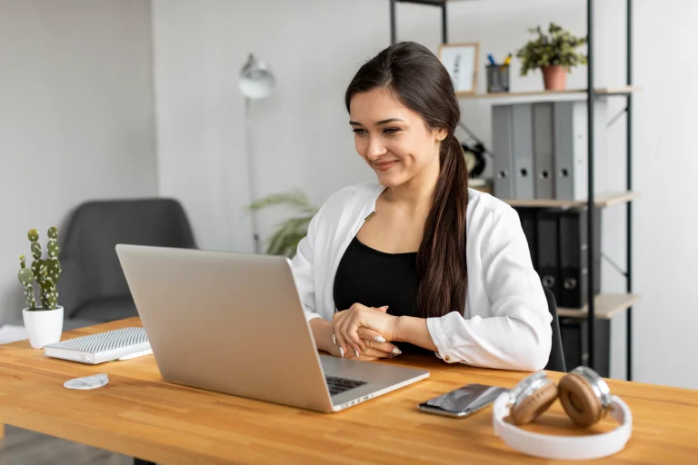 Cliente mujer manejando una computadora y sonriendo