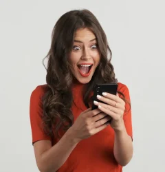 la mujer esta sorprendida con el celular