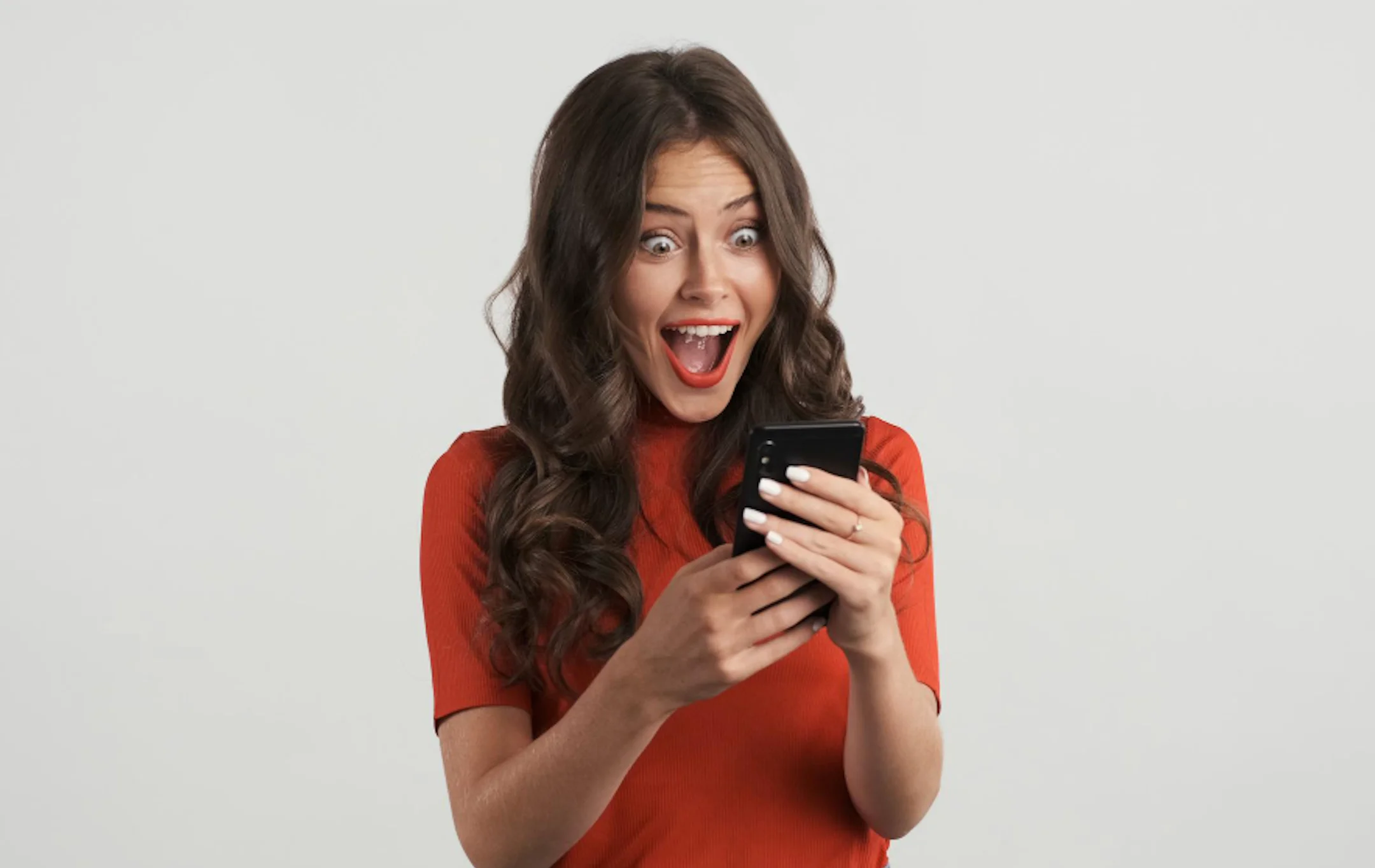 la mujer esta sorprendida con el celular
