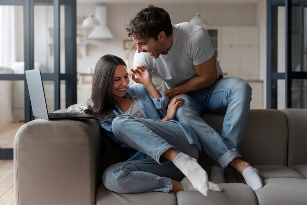 Pareja feliz en la casa