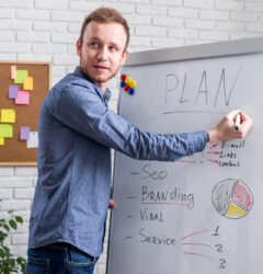 hombre creando un plan b