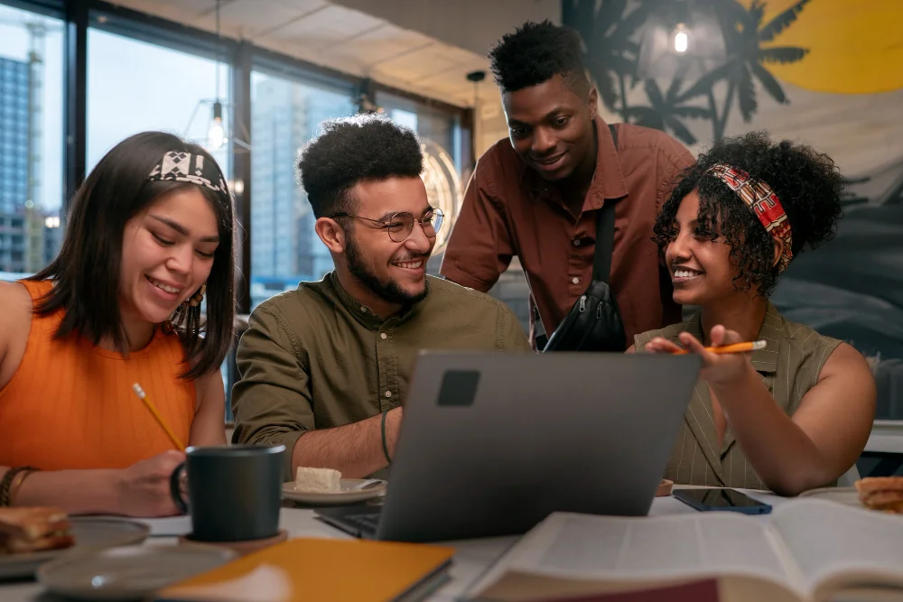 Personas trabajando unidas