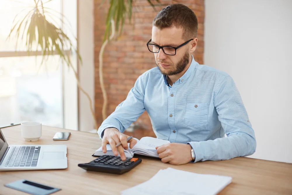 hombre con calculadora en su trabajo
