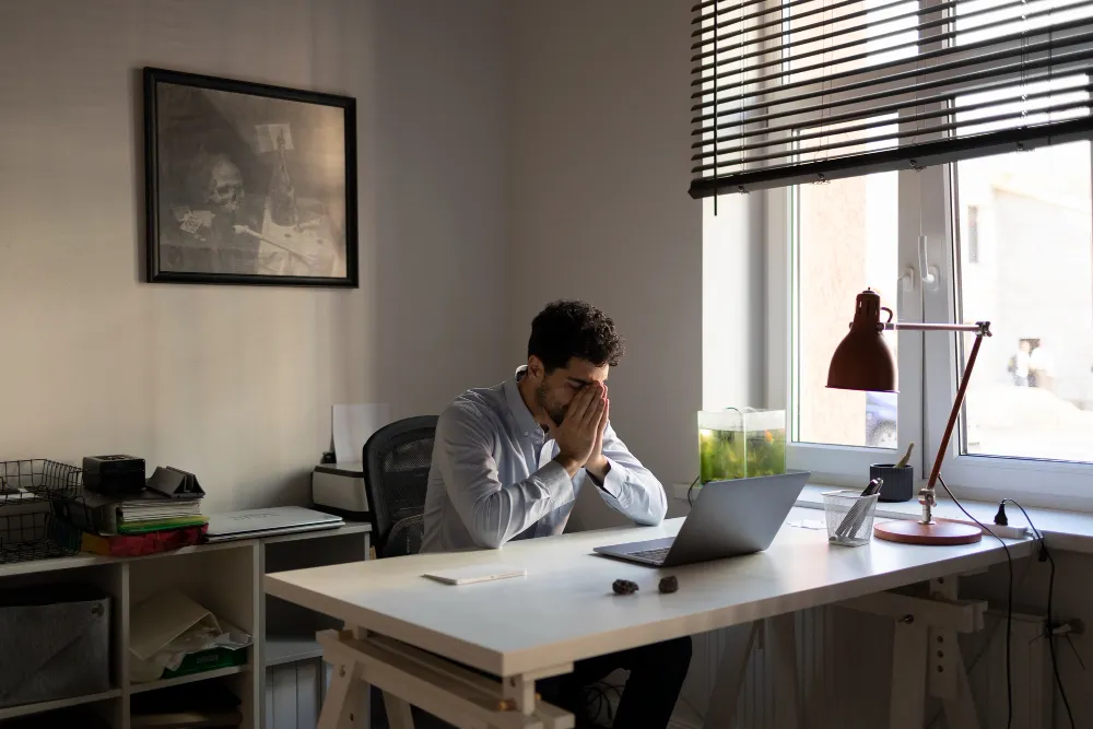 hombre preocupado por el trabajo