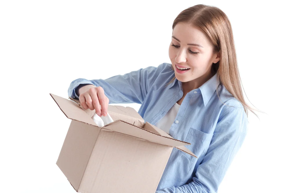 Mujer mirando una caja