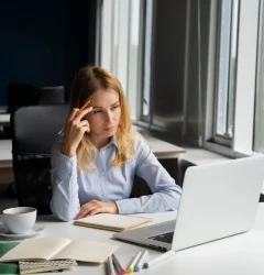 Mujer preocupada con todo lo que tiene que hacer