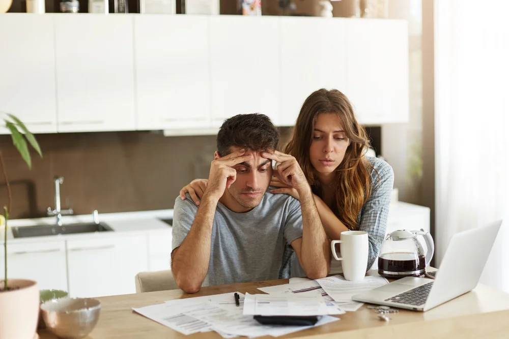 Mujer y hombre preocupados en la casa