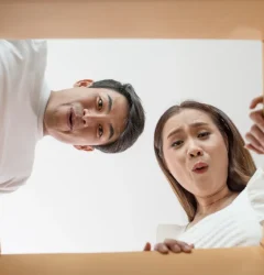 personas asomadas en una caja