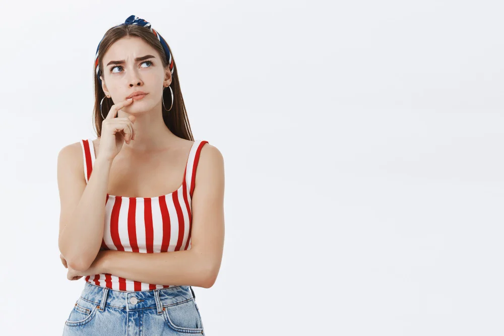 Mujer con muchas dudas en su cabeza