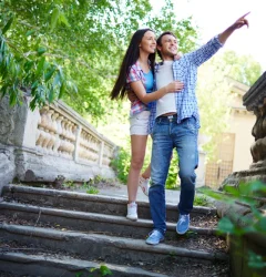 pareja caminando en un parque