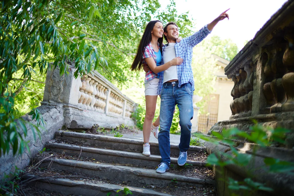 pareja caminando en un parque