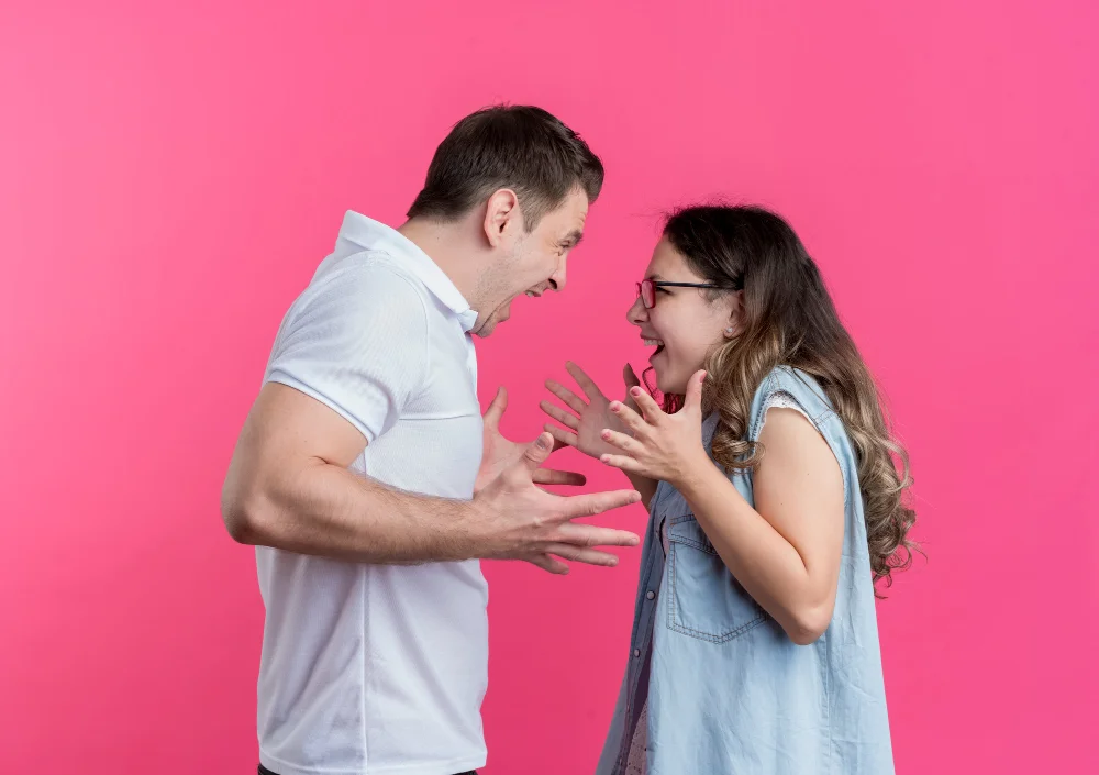 pareja discutiendo