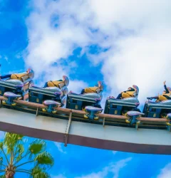 personas en una montaña rusa