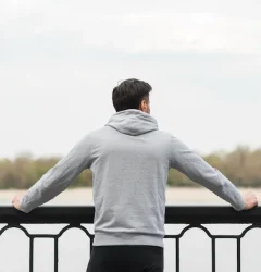 hombre mirando un lago
