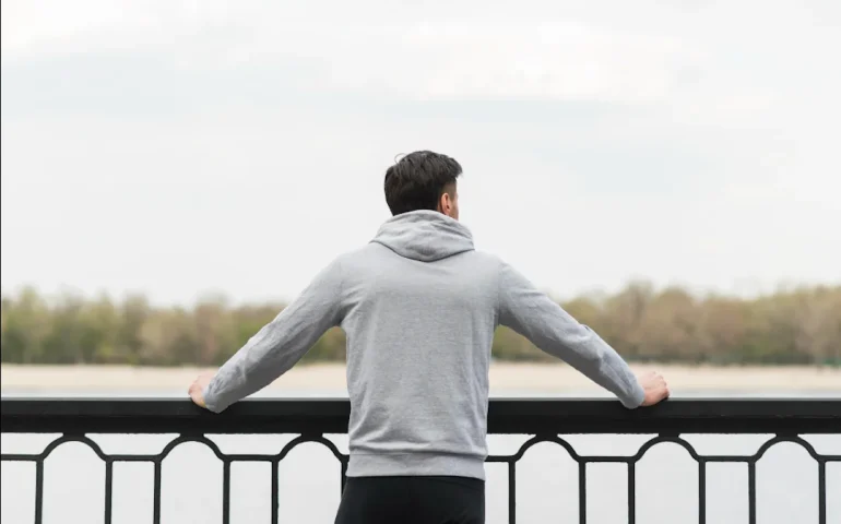 hombre mirando un lago