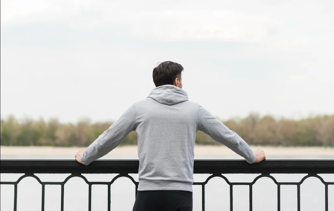 hombre mirando un lago