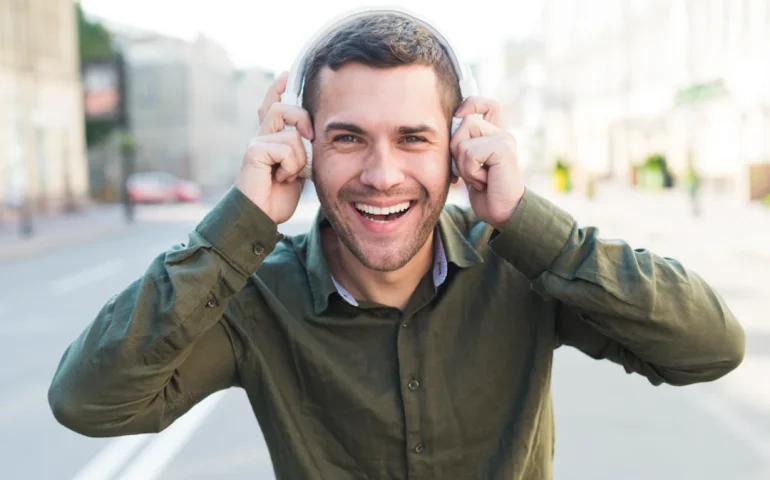 persona escuchando algo