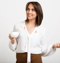 Mujer con suerte y un vaso en la mano
