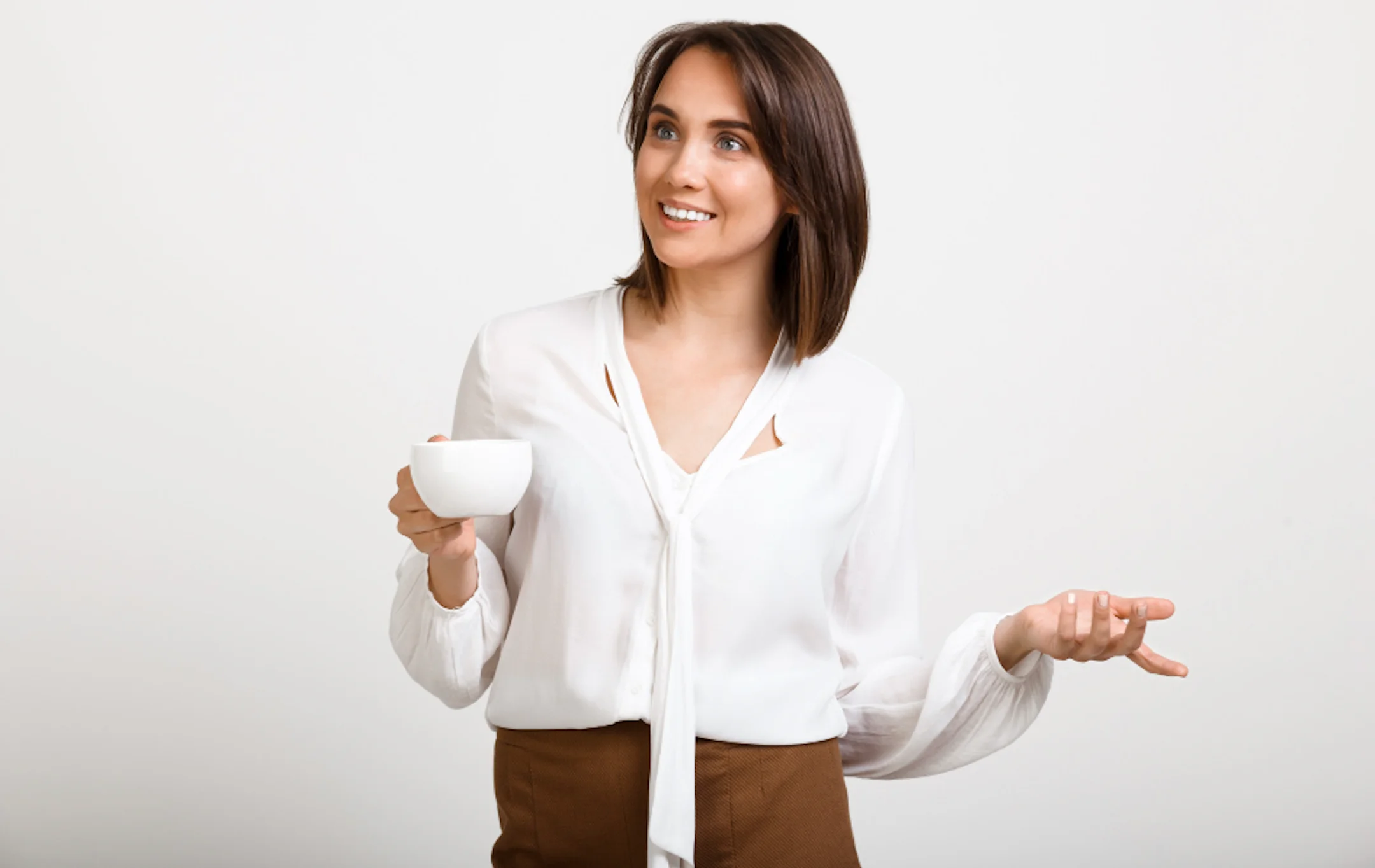 Mujer con suerte y un vaso en la mano