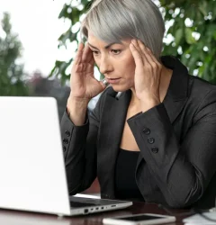 señora preocupada en un ángulo inusual