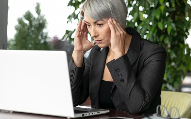 señora preocupada en un ángulo inusual