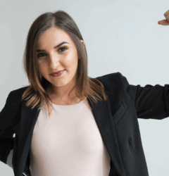 mujer haciendo fuerza