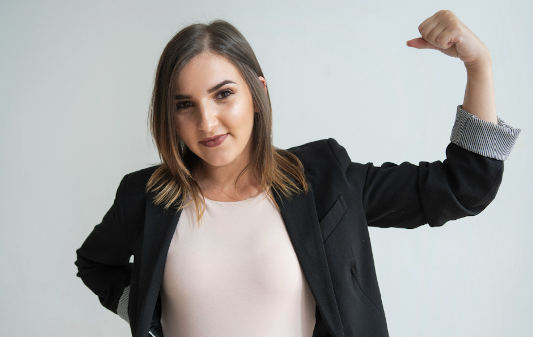 mujer haciendo fuerza